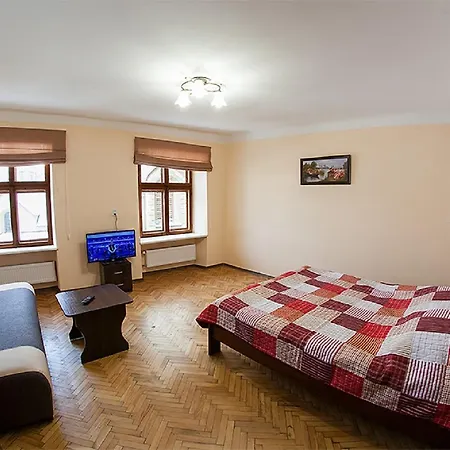 в центрі на вулиці вірменській 12 є дві спальні двуспальні ліжка