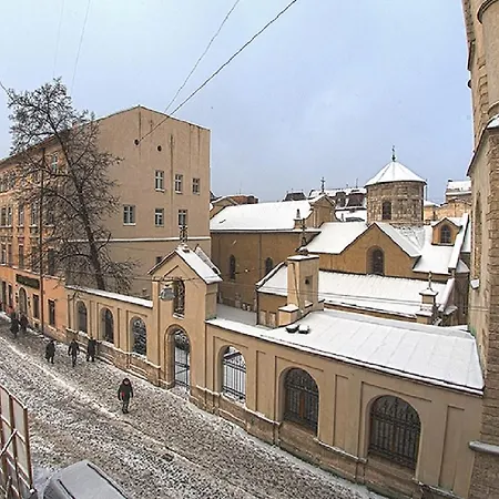в центрі на вулиці вірменській 12 є дві спальні двуспальні ліжка
