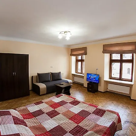 в центрі на вулиці вірменській 12 є дві спальні двуспальні ліжка *