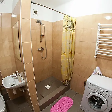 в центрі на вулиці вірменській 12 є дві спальні двуспальні ліжка