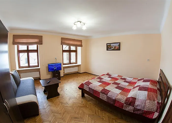 в центрі на вулиці вірменській 12 є дві спальні двуспальні ліжка