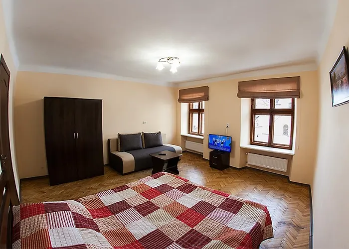 в центрі на вулиці вірменській 12 є дві спальні двуспальні ліжка *