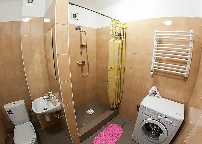 в центрі на вулиці вірменській 12 є дві спальні двуспальні ліжка